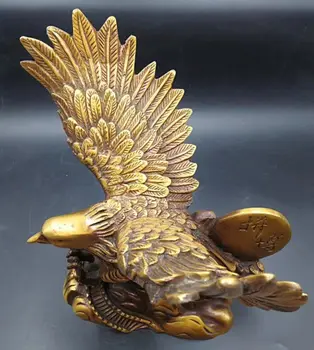 Kinija Gryno vario skleidžia savo sparnus ir plaukioja erelio statula