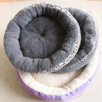 Šilta pagalvėlė sofos-lovos naminių gyvūnėlių šuniuką šuo, katė žiemą