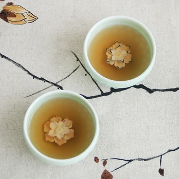 Vienas puodelis porcelianas longquan spalvos jūros vandens Kinų kungfu arbatos puodelio kūrybos lotoso gėlė, reljefo taurės Pu'er 50ml arbatos puodelio arbatos meistras