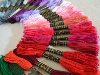 200 sruogų, sudarytų iš spalvotų siūlų užsienyje adatos, siuvinėjimas, Mezgimas
